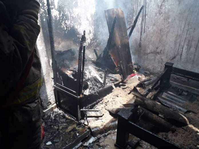 Voraz incendio dejó hecha cenizas una casa donde vivían dos adultas mayores