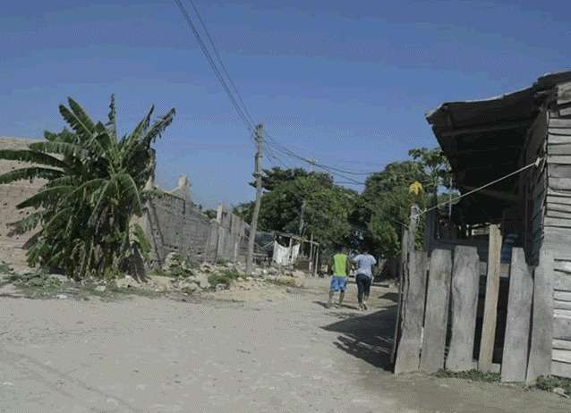 Encuentran el cuerpo de un hombre desmebrando en dos costales