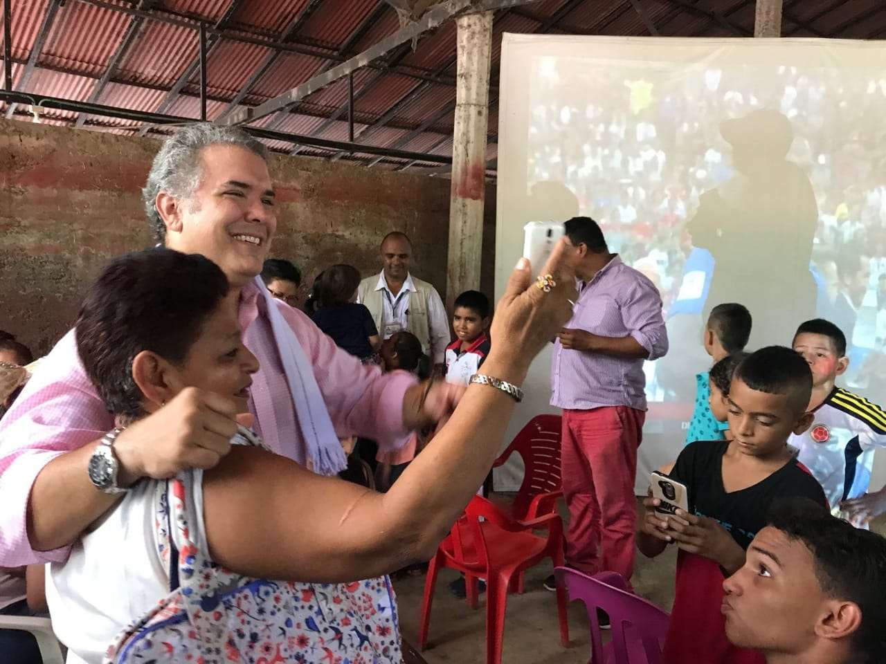 ¡Qué humildad! El presidente electo Iván Duque disfrutó de la final de la Copa del Mundo con habitantes del corregimiento El Sabanal