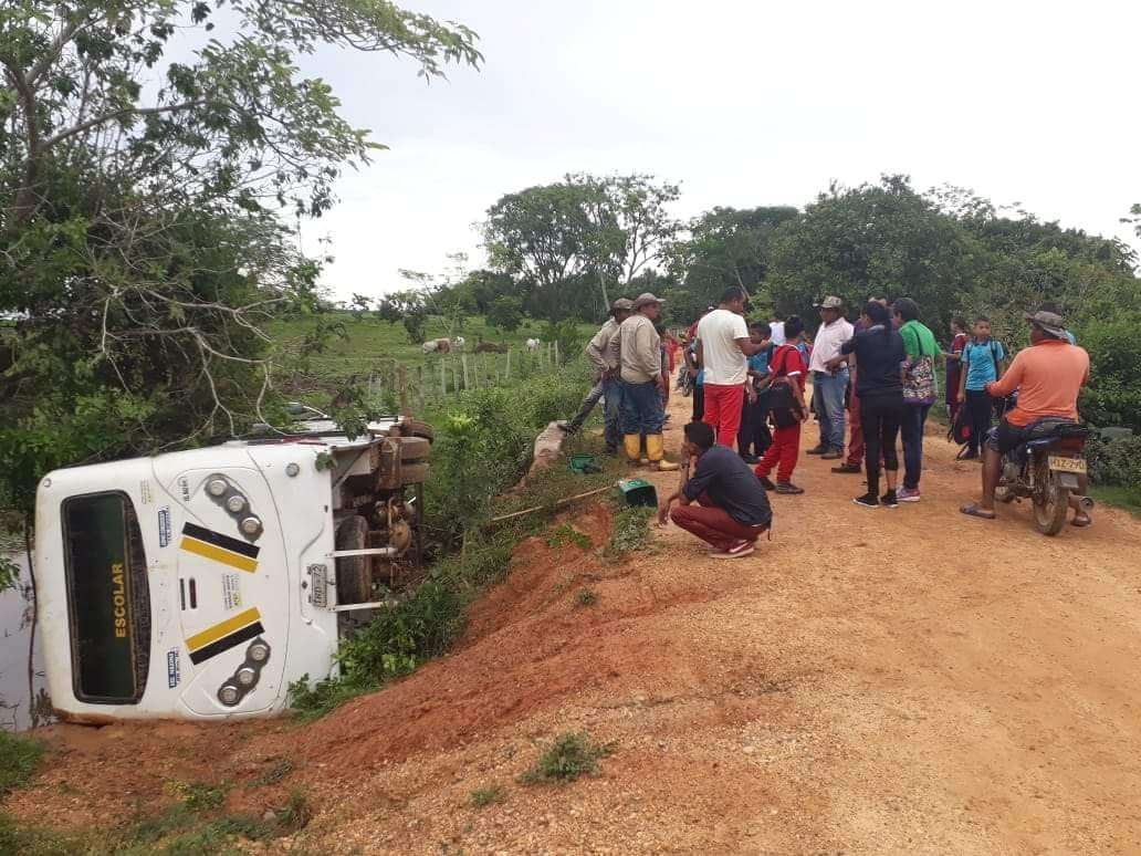 Varios niños heridos tras volcarse un bus escolar en Pueblo Nuevo