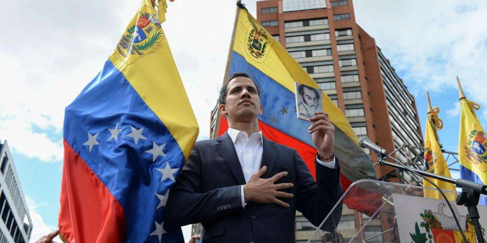 Con Constitución en la mano, líder opositor Juan Guaidó se juramentó como presidente (e) de Venezuela