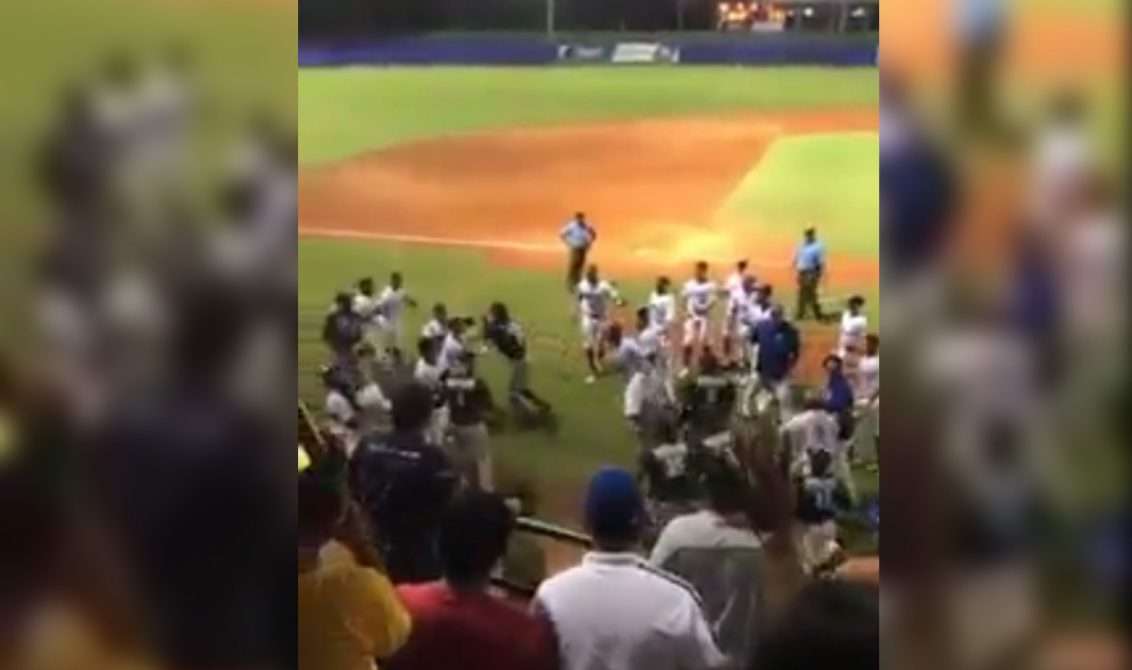 Qué vergüenza, jugadores de Vaqueros y Toros protagonizaron tremenda pelea en el 18 de Junio