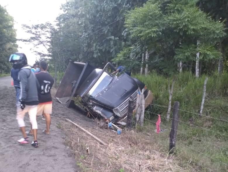 Accidente en la vía hacia Tierralta, volqueta terminó estrellada