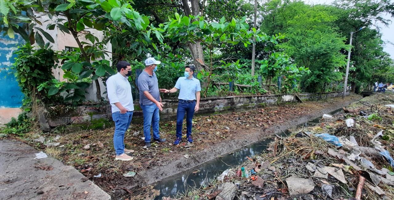 Avanzan los trabajos de limpieza en la red de canales en Montería