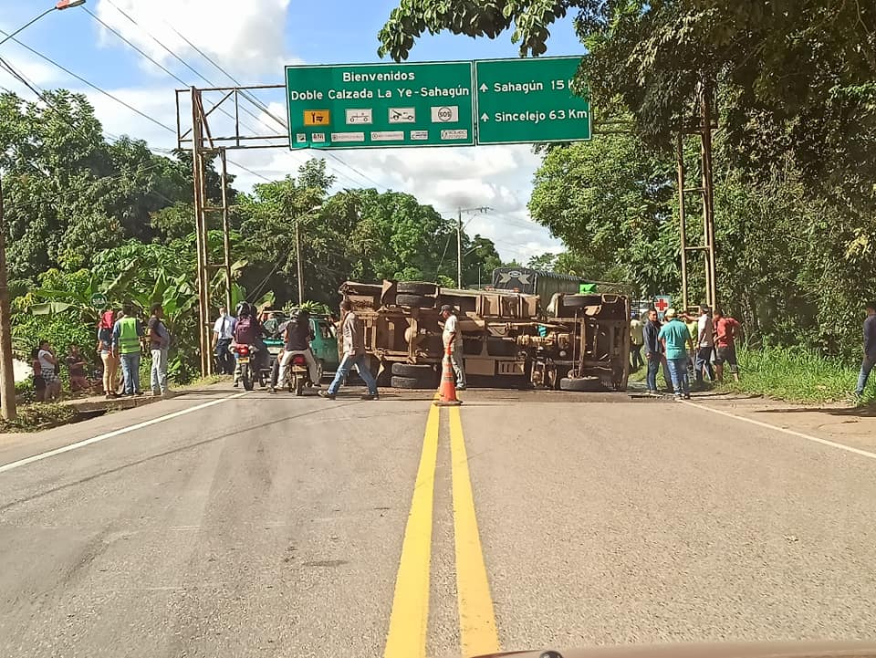 Vehículo trasportador de leche se volcó en La Ye