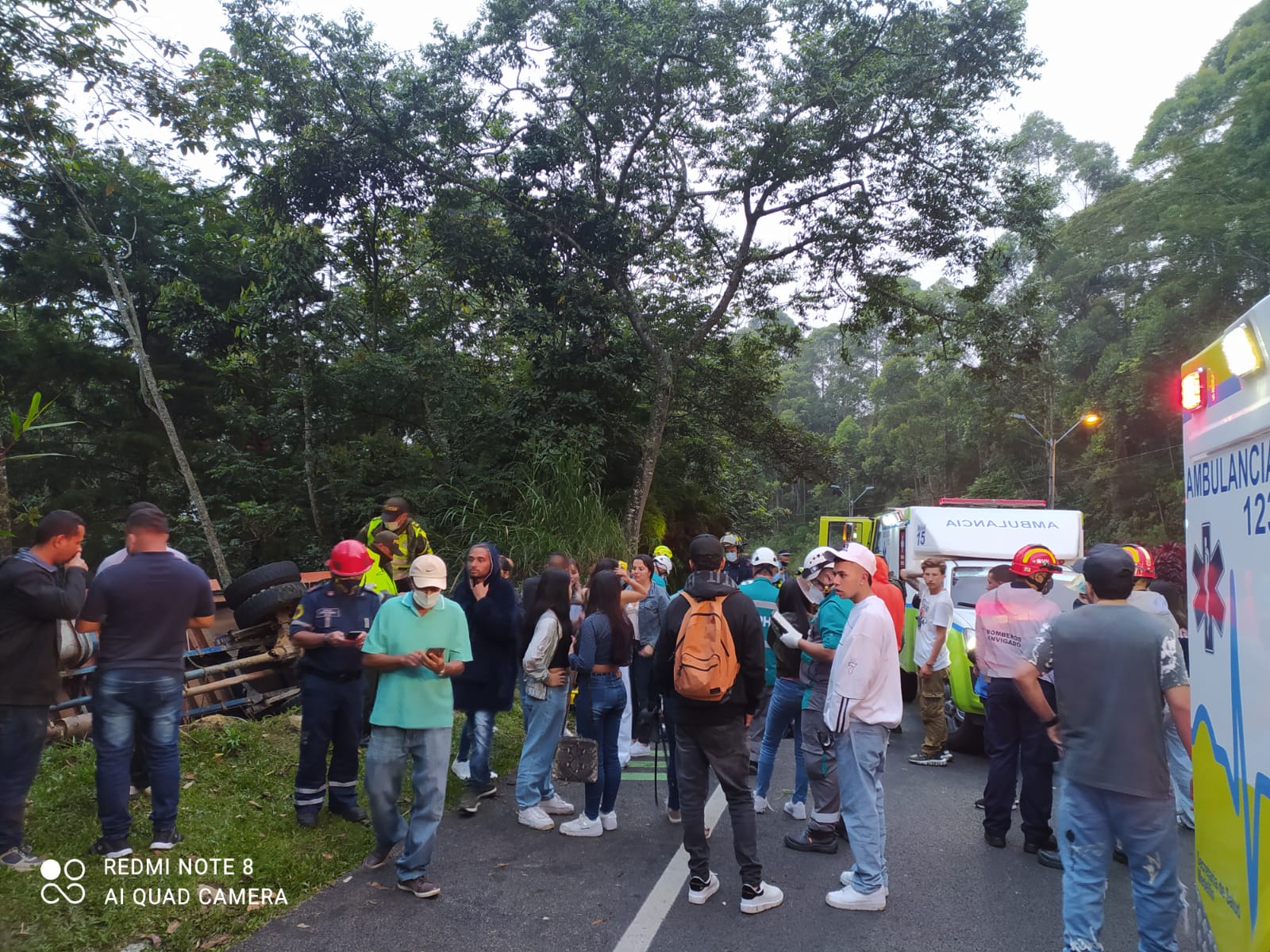 Chiva rumbera se volcó en Medellín, 37 personas resultaron heridas