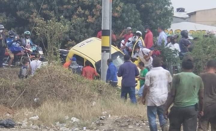 Taxista se estrelló contra un poste en Montería