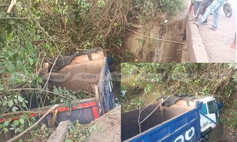 Volqueta cayó a un puente en la vía a Puerto Libertador