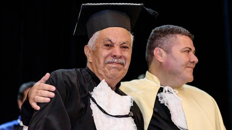 Cumplió su sueño, se graduó de la Universidad con 78 años