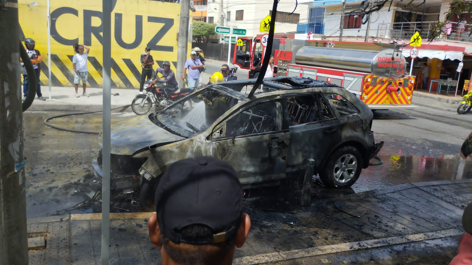 Pánico causó incendio de un vehículo en el centro de Montería  