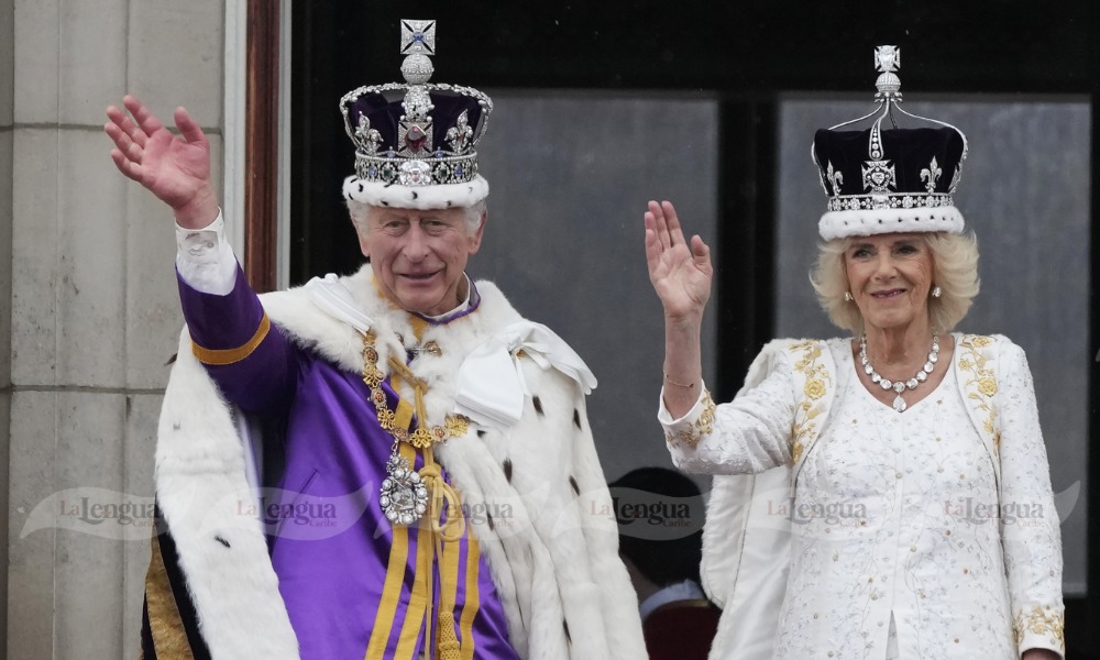 El rey Carlos III y la reina consorte, Camila, saludan desde el balcón del palacio Buckingham