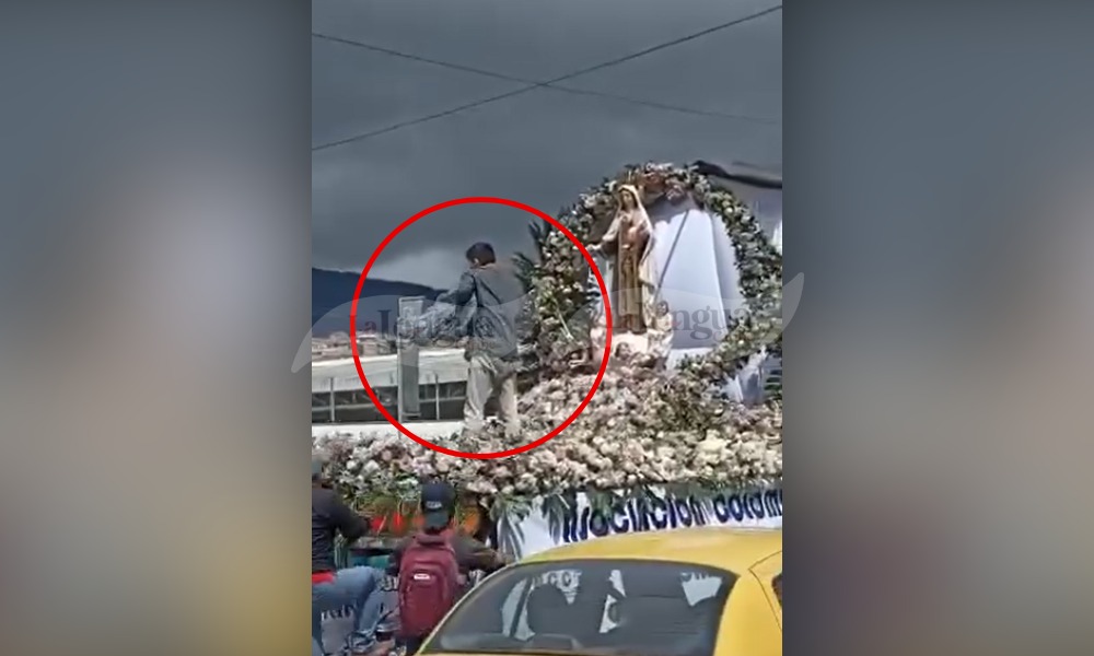 Hombre se sube a una carroza de la virgen del Carmen para arrancarle la cabeza al niño Jesús