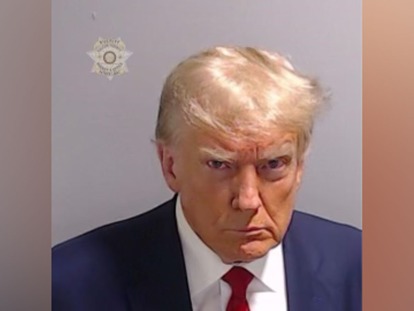 Foto judicial de Donald Trump se hace viral por su particular expresión facial