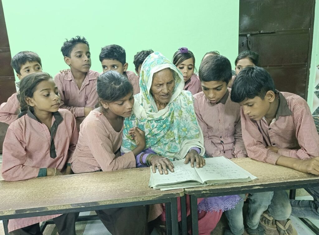 Qué admirable, bisabuela de 92 años va a la escuela, aprende a leer y escribir