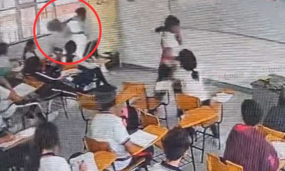 ¡Con una navaja! Estudiante apuñala a su maestra en pleno salón de clases