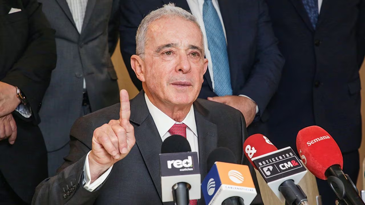 El fuerte regaño que le hizo Uribe a las Fuerzas Armadas de Colombia, les insistió que deben a movilizarse