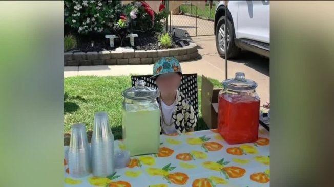 ¡Gente que le pone el alma! Niño de 8 años puso un puesto de limonadas para ayudar a perros y gatos sin hogar
