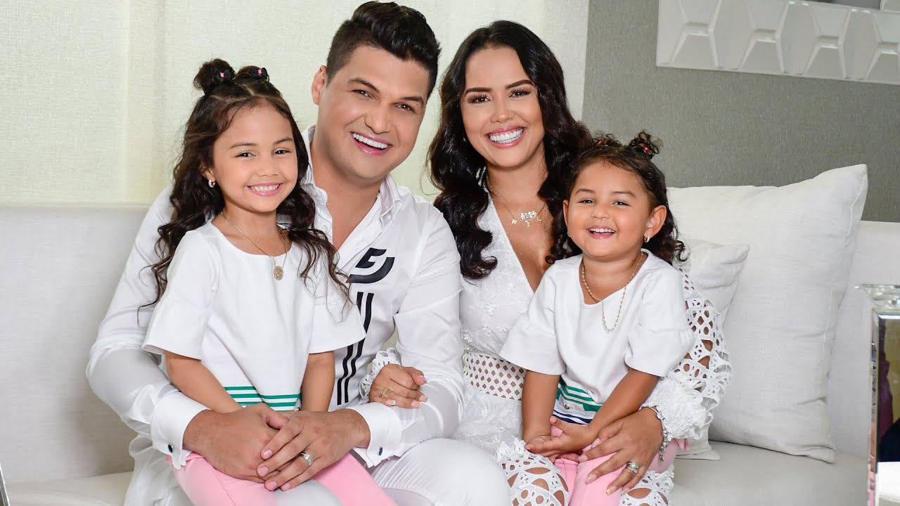 ¡Qué ternura! Hijas de Elder Dayán le cantan entre lágrimas a su padre durante un homenaje