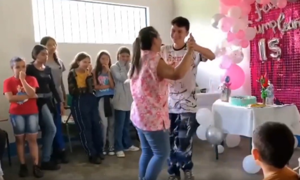 ¡Conmovedor! Estudiantes le hacen quinceañero a su profesora de 51 años, ella no pudo celebrarlo por falta de dinero