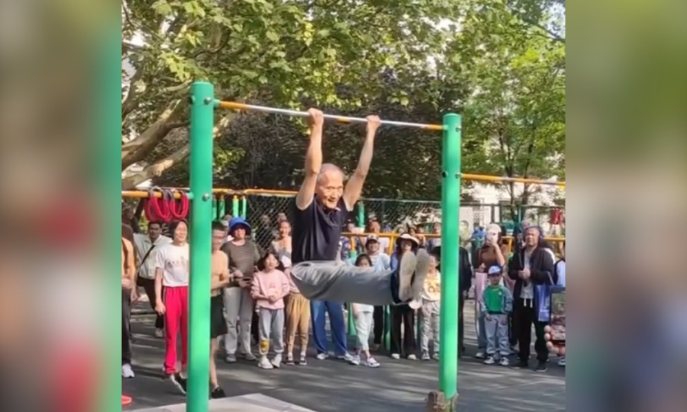 «Abuelo cuidao»: anciano fitness hace ejercicio como un joven de 20 años y causa impacto en redes sociales