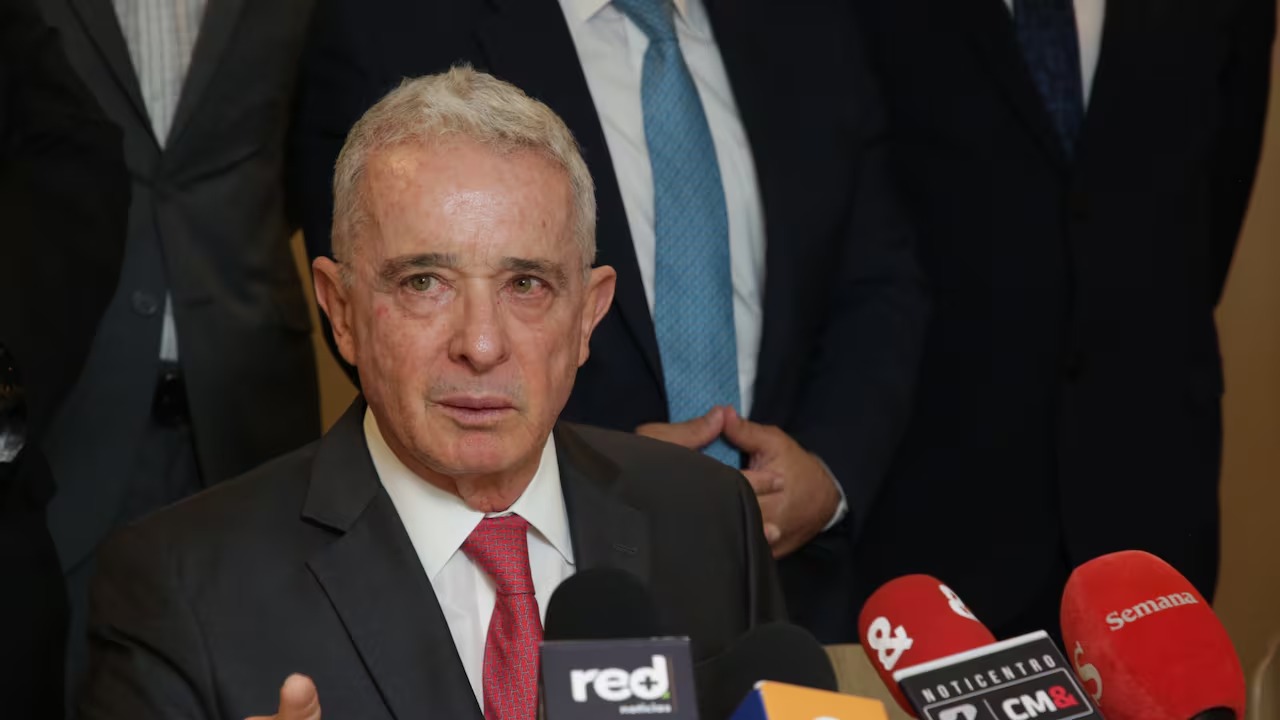 Uribe dice ser víctima de ‘persecución política’ tras negación a la recusación contra el fiscal que llevaba su caso