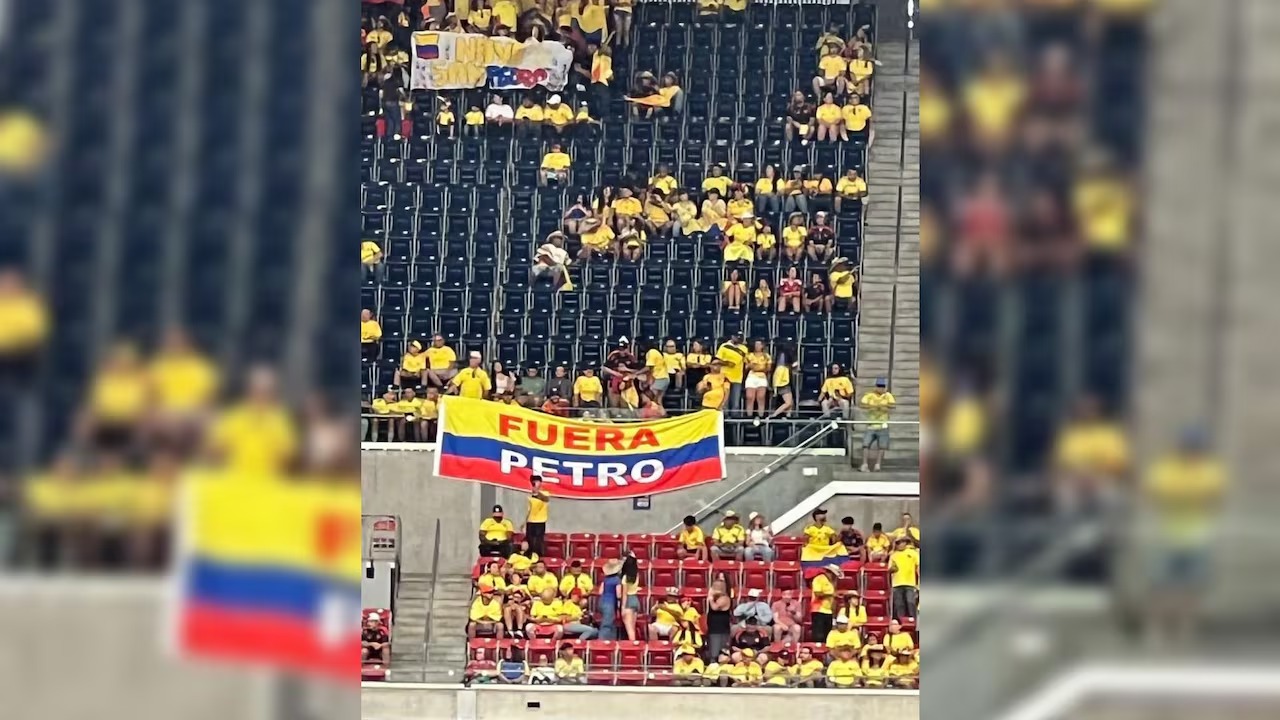 El «Fuera Petro» también llegó a Estados Unidos en el partido de Colombia vs. Paraguay de la Copa América