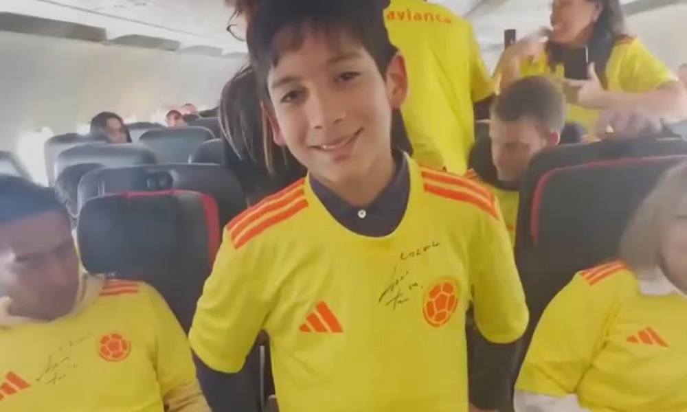 “Qué detallazo”: Avianca sorprende sus pasajeros regalándoles la camiseta de la Selección Colombia
