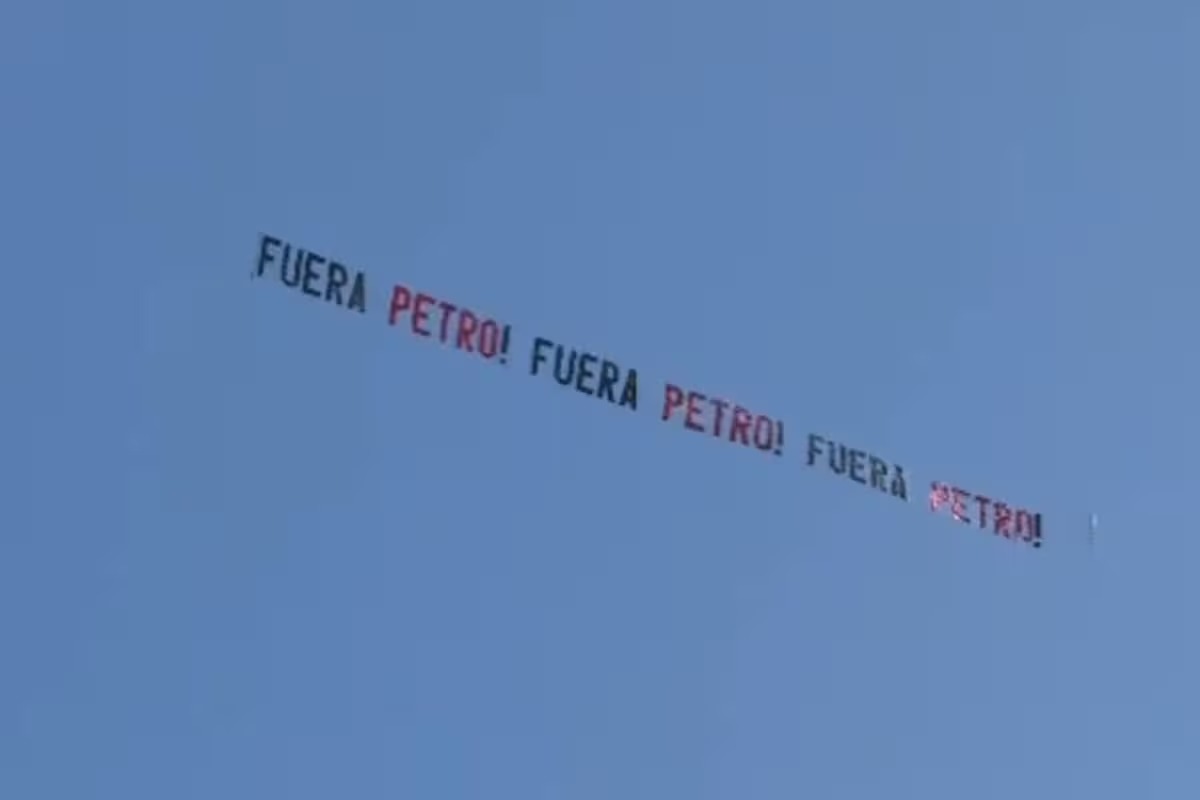 Avioneta con mensaje “¡Fuera Petro!” sobrevoló Miami antes de la final de la Copa América