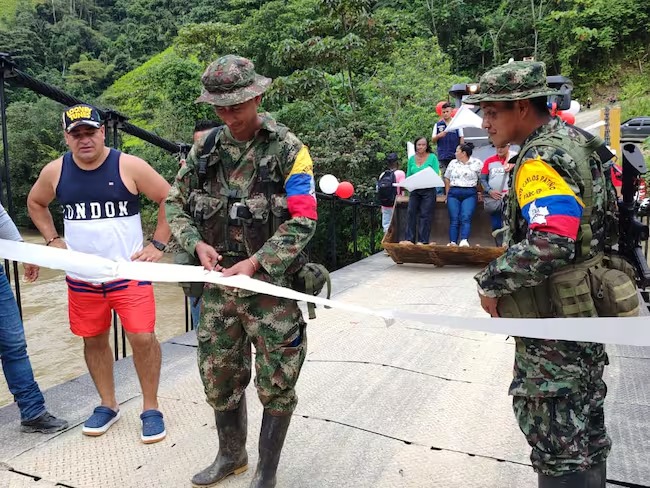 El descaro, disidencias de las Farc inauguraron puente en el Cauca y están cobrando peaje ¿Qué hará el Gobierno?