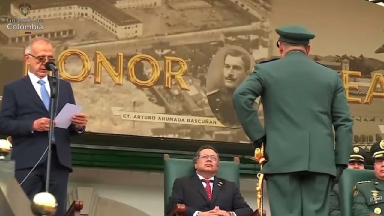 ¿Soberbia? Petro no lo presentó respeto al nuevo comandante de las Fuerzas Militares, general Hugo López