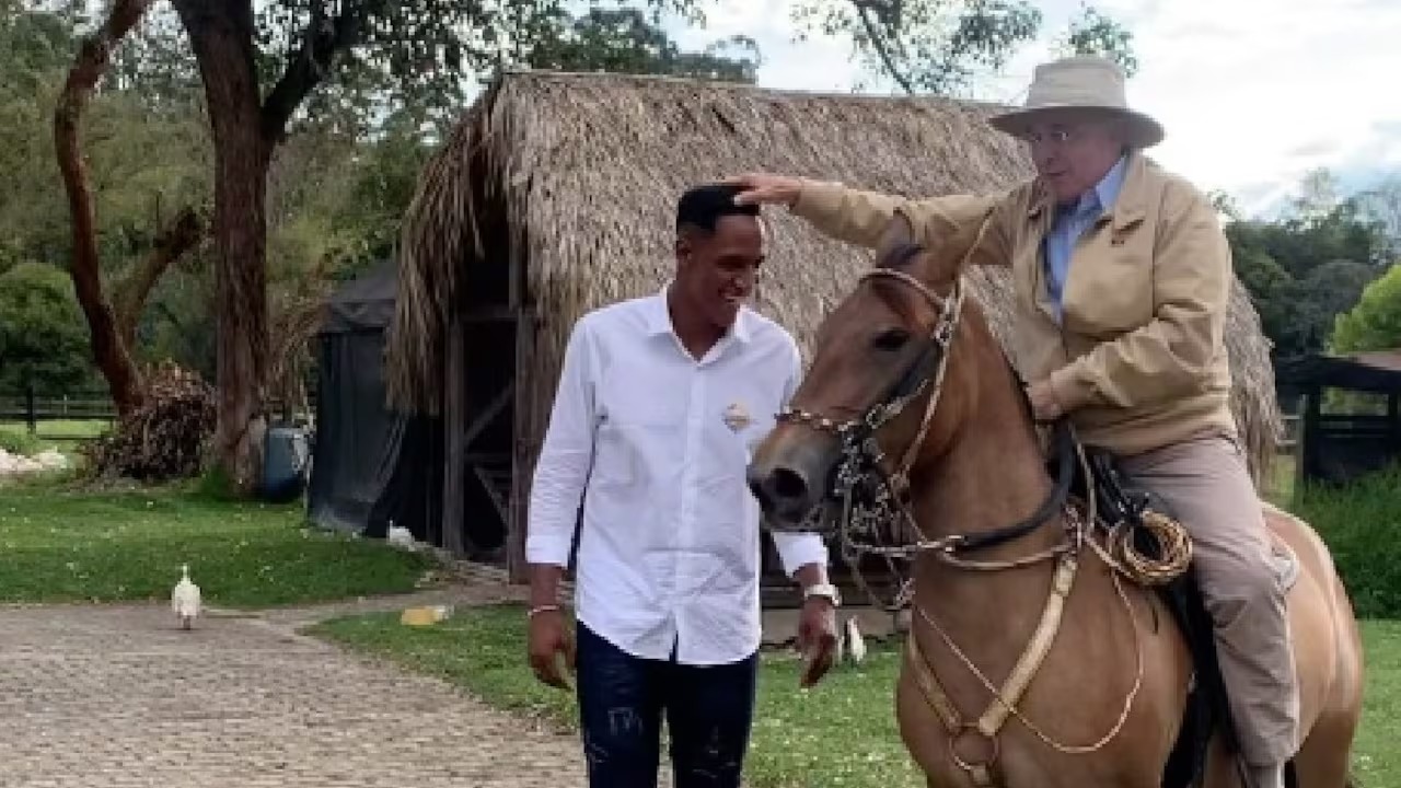 Yerry Mina no aceptó la invitación de Petro a la Casa de Nariño, pero sí la de Uribe al Ubérrimo