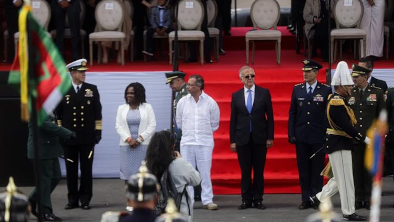 «Qué desfachatez»: Petro llegó dos horas tarde al desfile militar del 20 de julio, la gente le gritaba «fuera Petro»