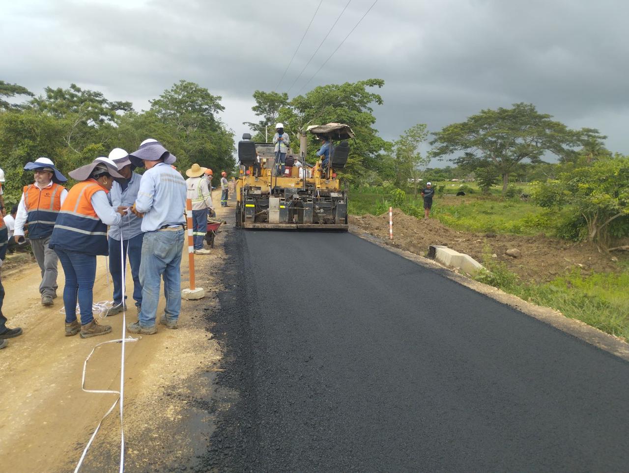 Pavimentación de la vía a Martinica y Leticia es una realidad, comenzó la instalación de la carpeta asfáltica