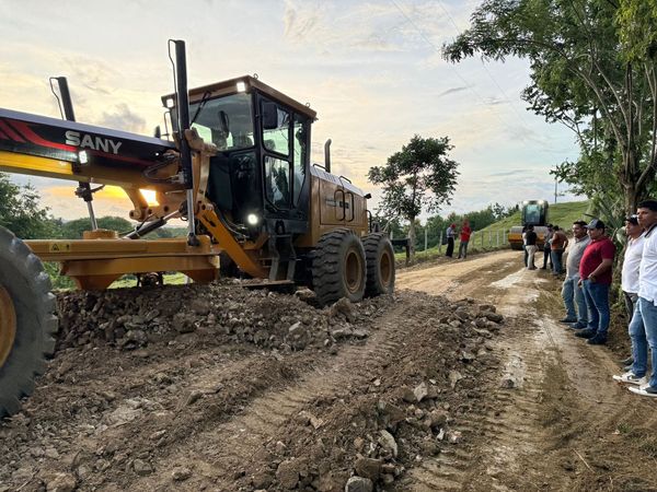 Lorica ‘se pone la diez’: con el banco de maquinaria amarilla avanzan mantenimientos de vías rurales