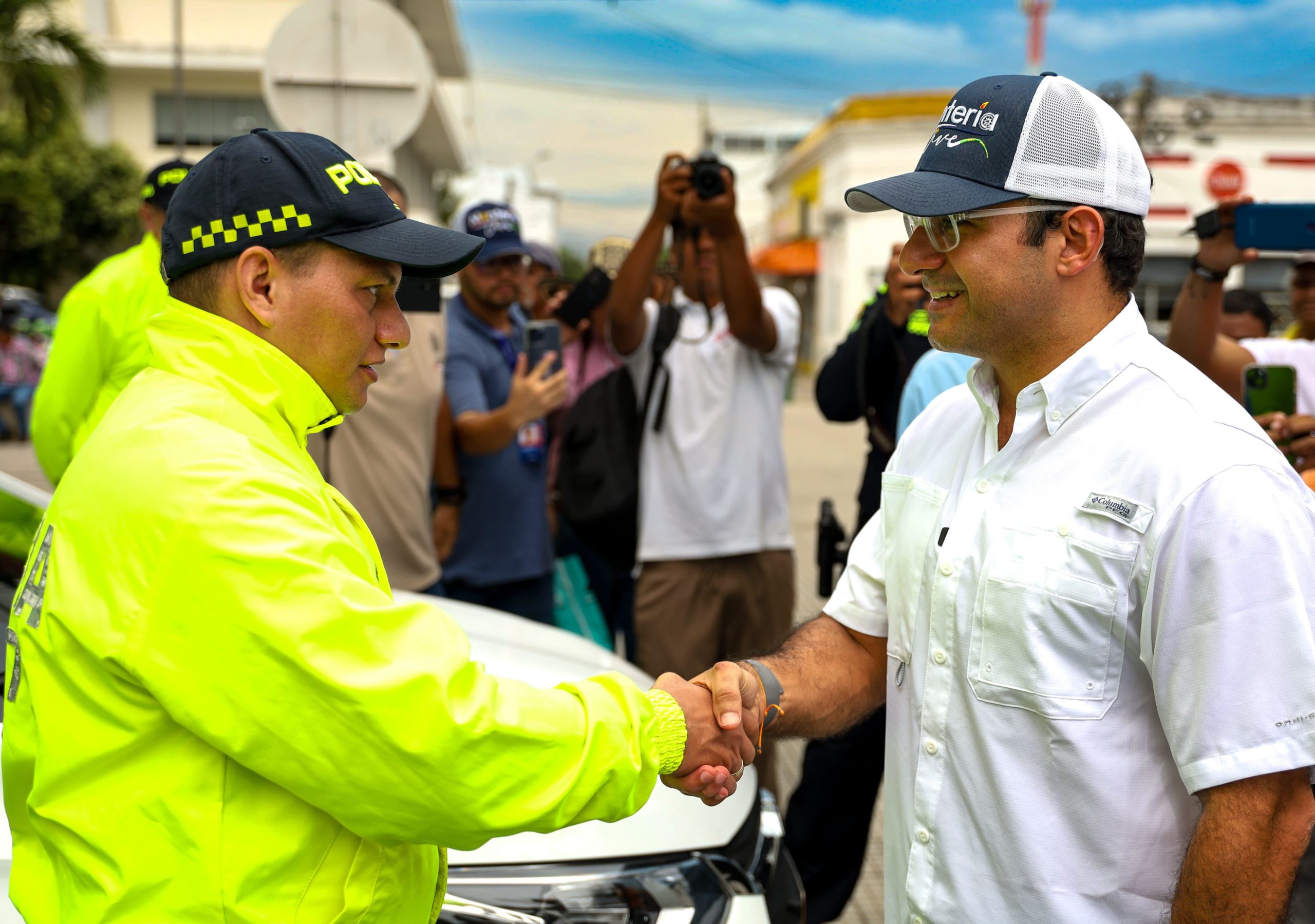 Alcalde de Montería entregó nueve vehículos a la Policía Metropolitana para fortalecer labores de investigación criminal