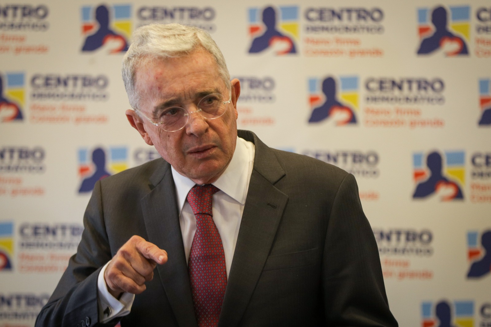 Uribe le ofrece vender al gobierno de Petro un predio suyo para la reforma agraria, en redes le dicen que lo regale ¿Debería hacerlo?