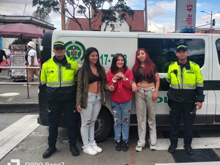 «Descaradas y muy risueñas»: así reaccionaron tres mujeres capturadas robando un celular bajo la modalidad de cosquilleo