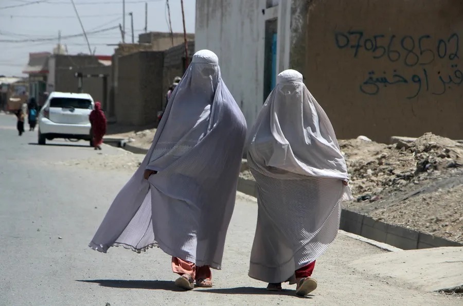 ¡Controversia mundial! talibanes prohíben el sonido de la voz de las mujeres en los espacios públicos