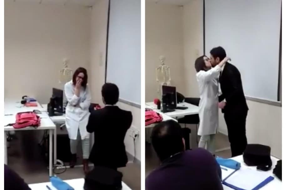 ¡Original propuesta! Hombre irrumpe una clase para pedirle matrimonio a la profesora