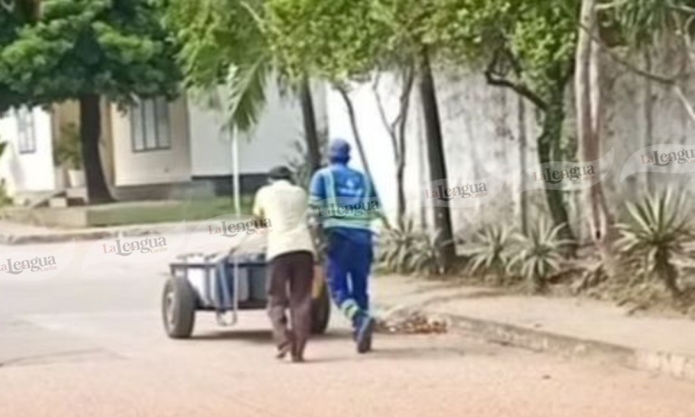 ¡Un acto de bondad! Operario de aseo ayuda a adulto mayor a empujar carretilla