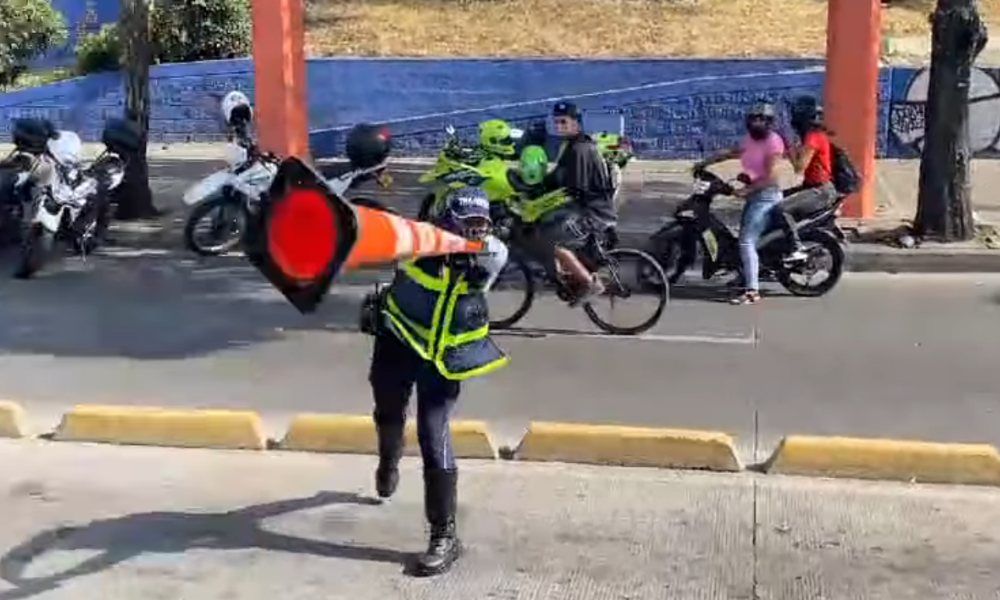 ¿Hizo lo correcto? Agente de tránsito le lanzó un cono a motociclista para tratar de detenerlo