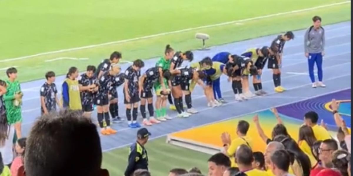 Gesto de humildad: futbolistas coreanas se inclinaron ante el público tras perder con Colombia