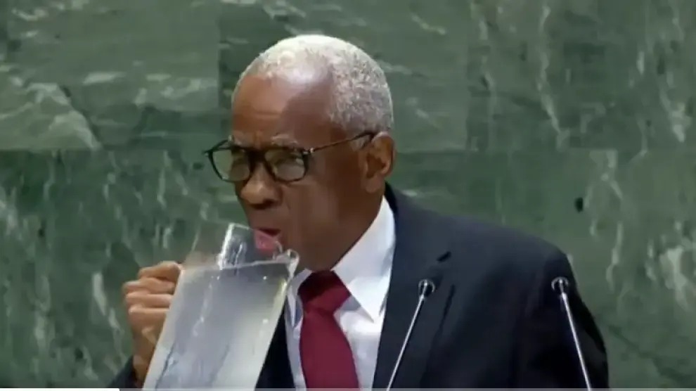 Mal educado: alto funcionario de Haití bebe agua directamente de la jarra durante su discurso en la ONU