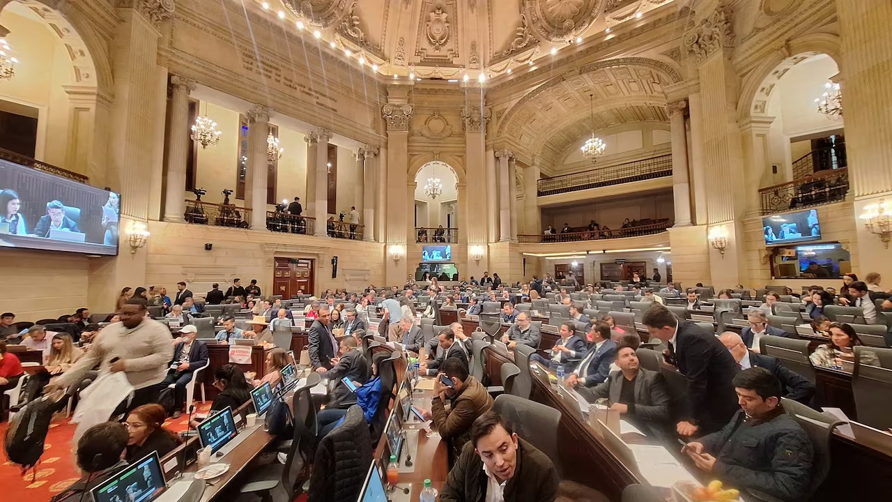 Cámara aprueba recargo nocturno desde las 7 p.m. en Colombia ¿Le gusta la decisión?