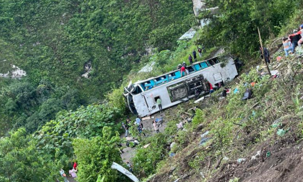 Lamentable: Bus de servicio público cayó a un abismo, ya van 13 personas fallecidas