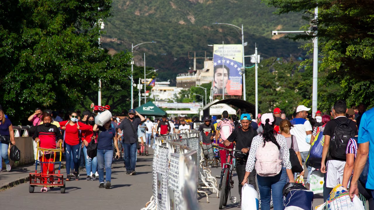 Colombia mantendrá la frontera abierta pese a que Venezuela cerró hasta el espacio aéreo por 72 horas