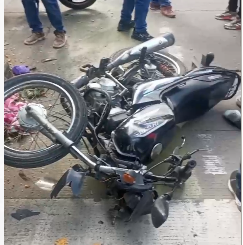 ¡Terrible accidente! Tres motocicletas chocaron en el centro de la ciudad