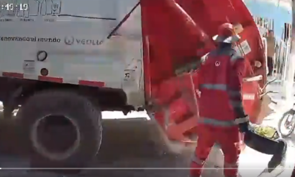 ¿Quién tuvo la culpa, la dueña o el recolector? Confundió una ponchera de ropa limpia con basura y la tiró al camión