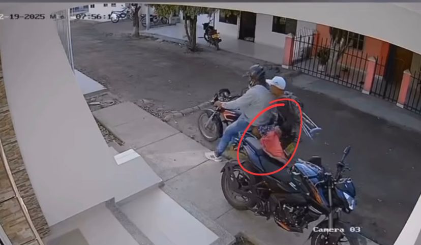 “Andan asfixiados, se pegan de todo”: dos hombres se robaron el pellón de una moto en el barrio Betancí