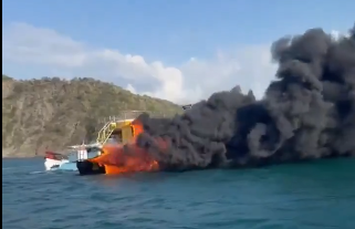 ¡Tremenda humareda en medio del mar! Un catamarán se incendió con turistas a bordo